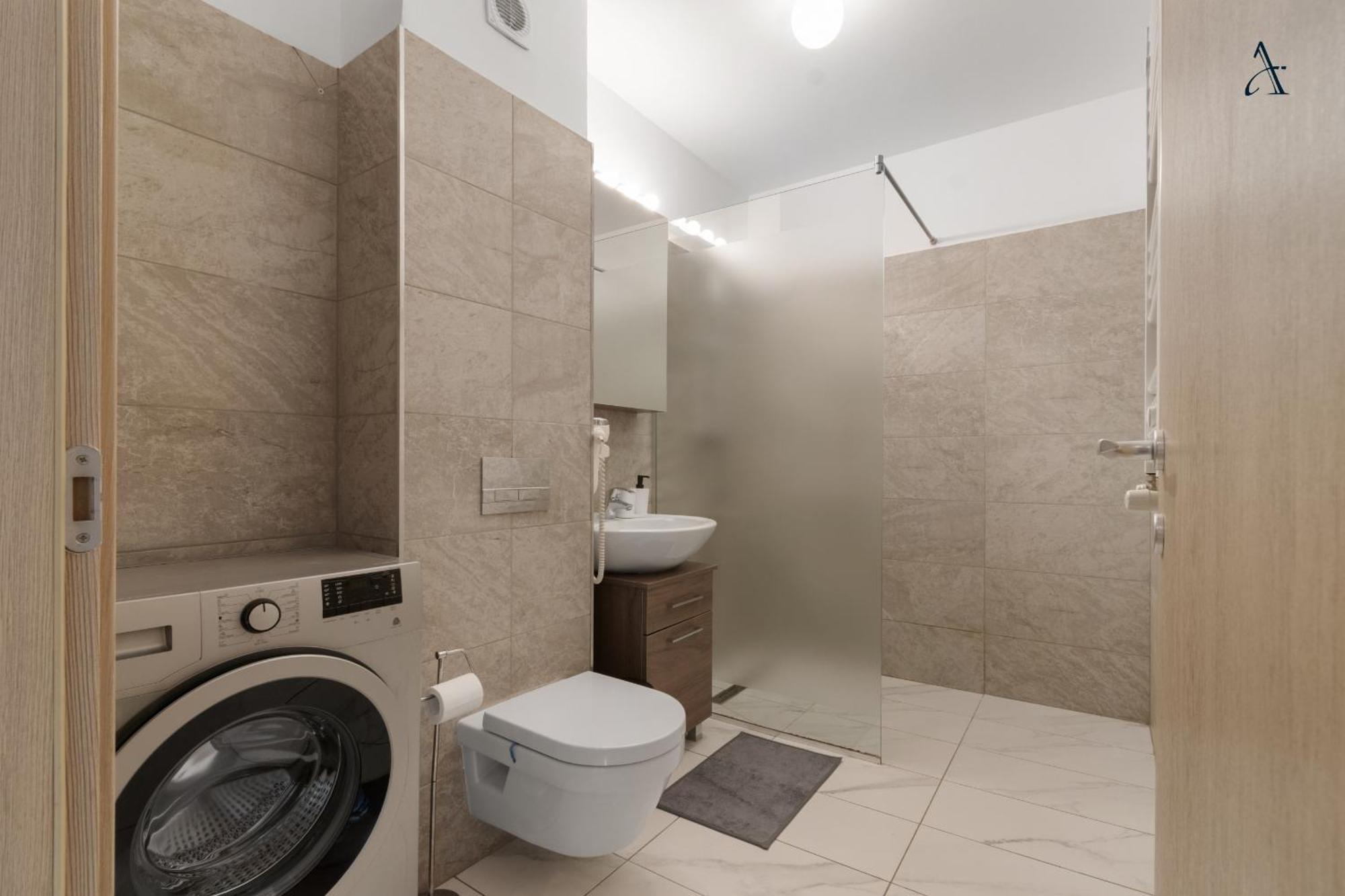 Maia With One Bedroom & Fully Kitchen Apartament