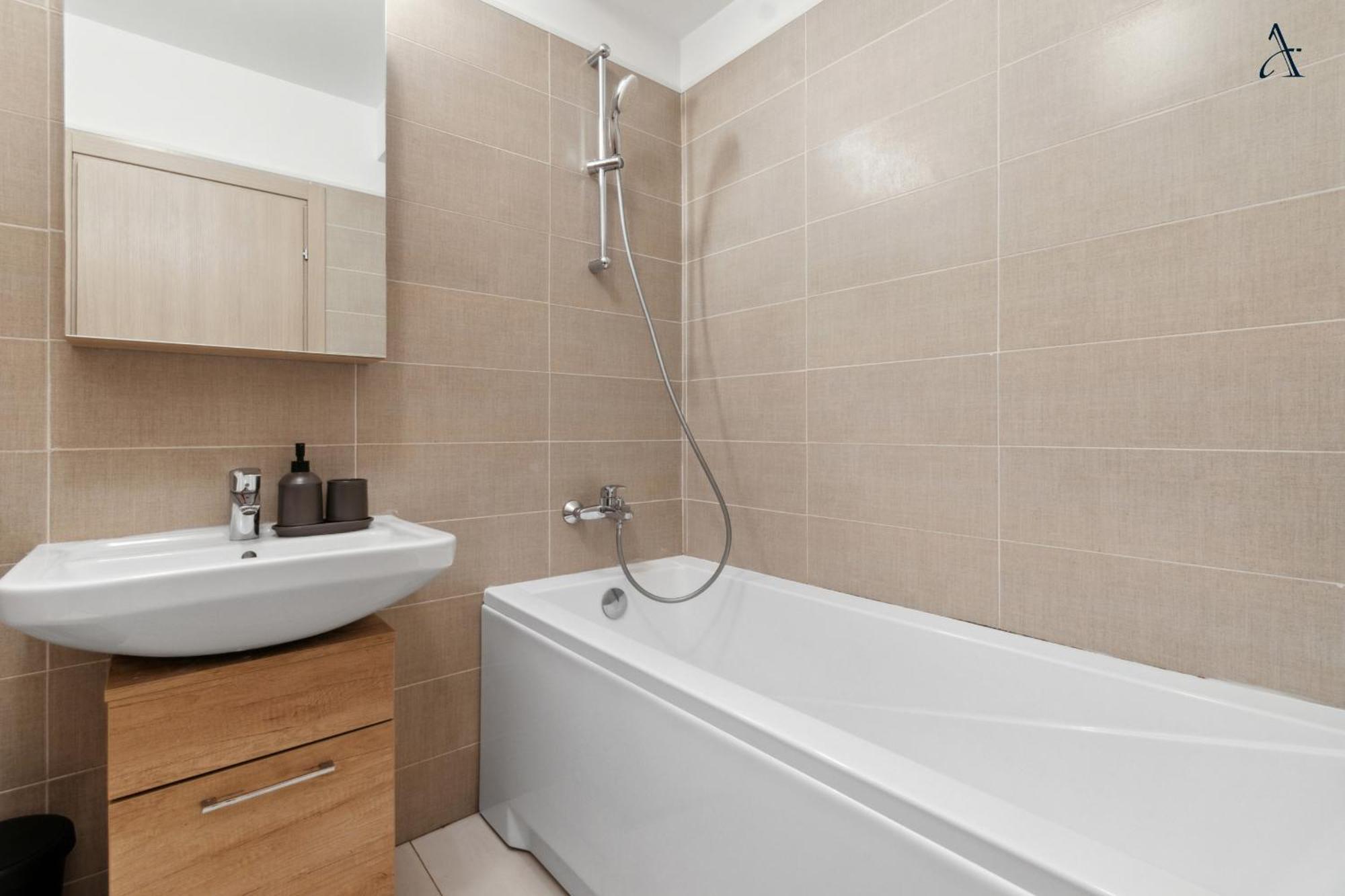 Maia With One Bedroom & Fully Kitchen Apartament *